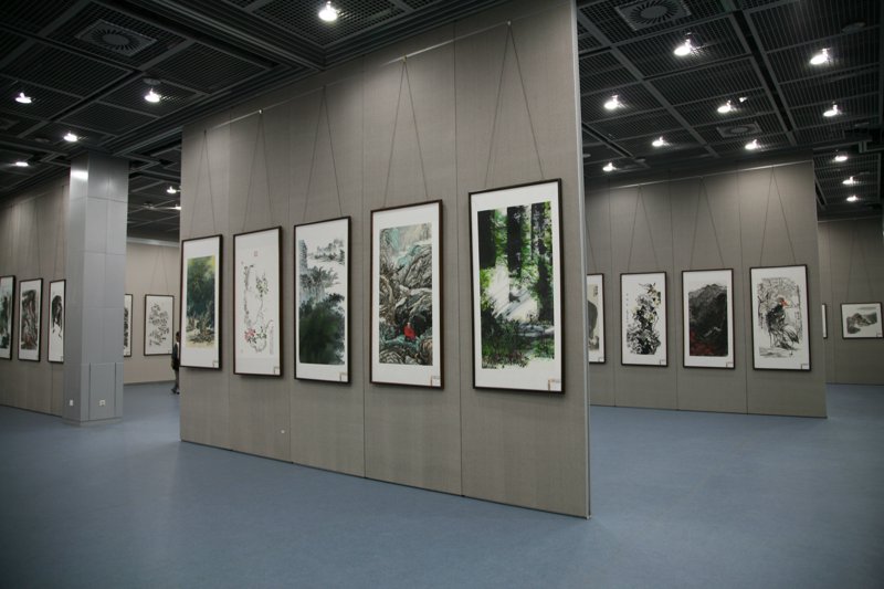 南京亮室文化传播是一家专业的广告设计公司，致力于为客户提供创新且富有创意的视觉解决方案。